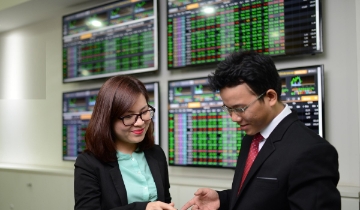 Thị trường chứng khoán có “cú hồi”, đã đến lúc giải ngân?