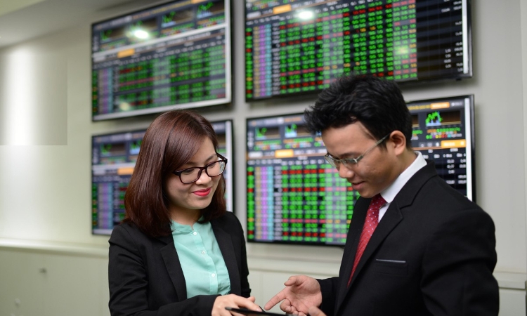 Thị trường chứng khoán có “cú hồi”, đã đến lúc giải ngân?