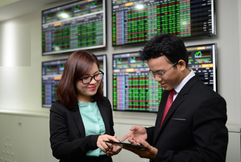 Thị trường chứng khoán có “cú hồi”, đã đến lúc giải ngân?