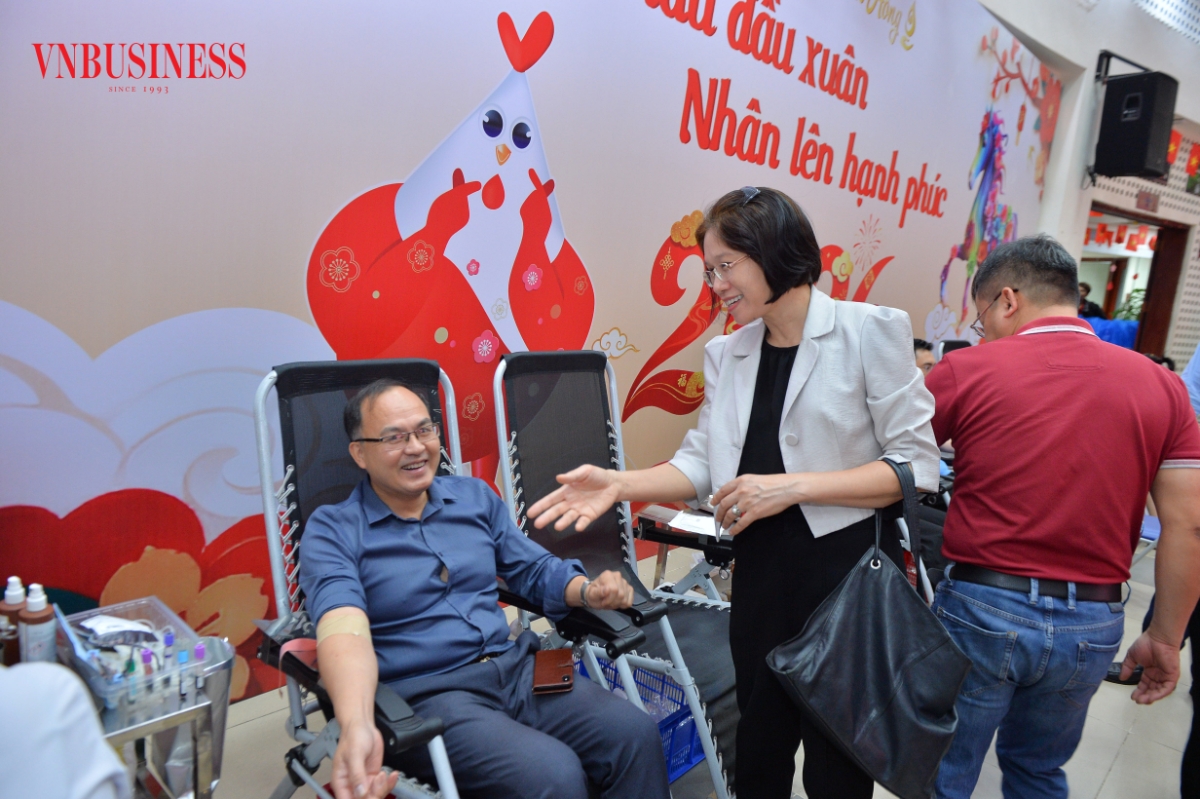 Phó Chủ tịch Liên minh HTX Việt Nam Nguyễn Thị Hoài Linh thăm hỏi, động viên các tình nguyện viên tham gia hiến máu.