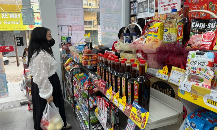 Chi phí vận chuyển leo thang: Doanh nghiệp căng mình giữ giá, người dân thắt chặt chi tiêu