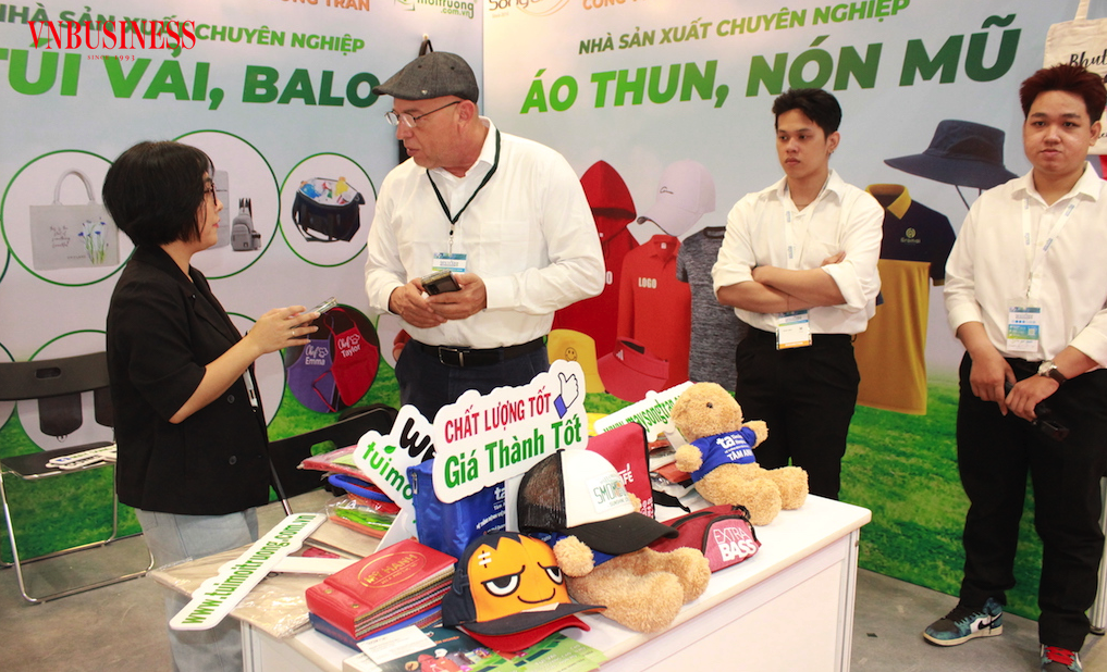 Các nhà XK dệt may cần trực tiếp thương thảo với khách hàng Mỹ, châu Âu – những đối tác lâu năm, để giảm thiểu rủi ro và chia sẻ chi phí phát sinh.