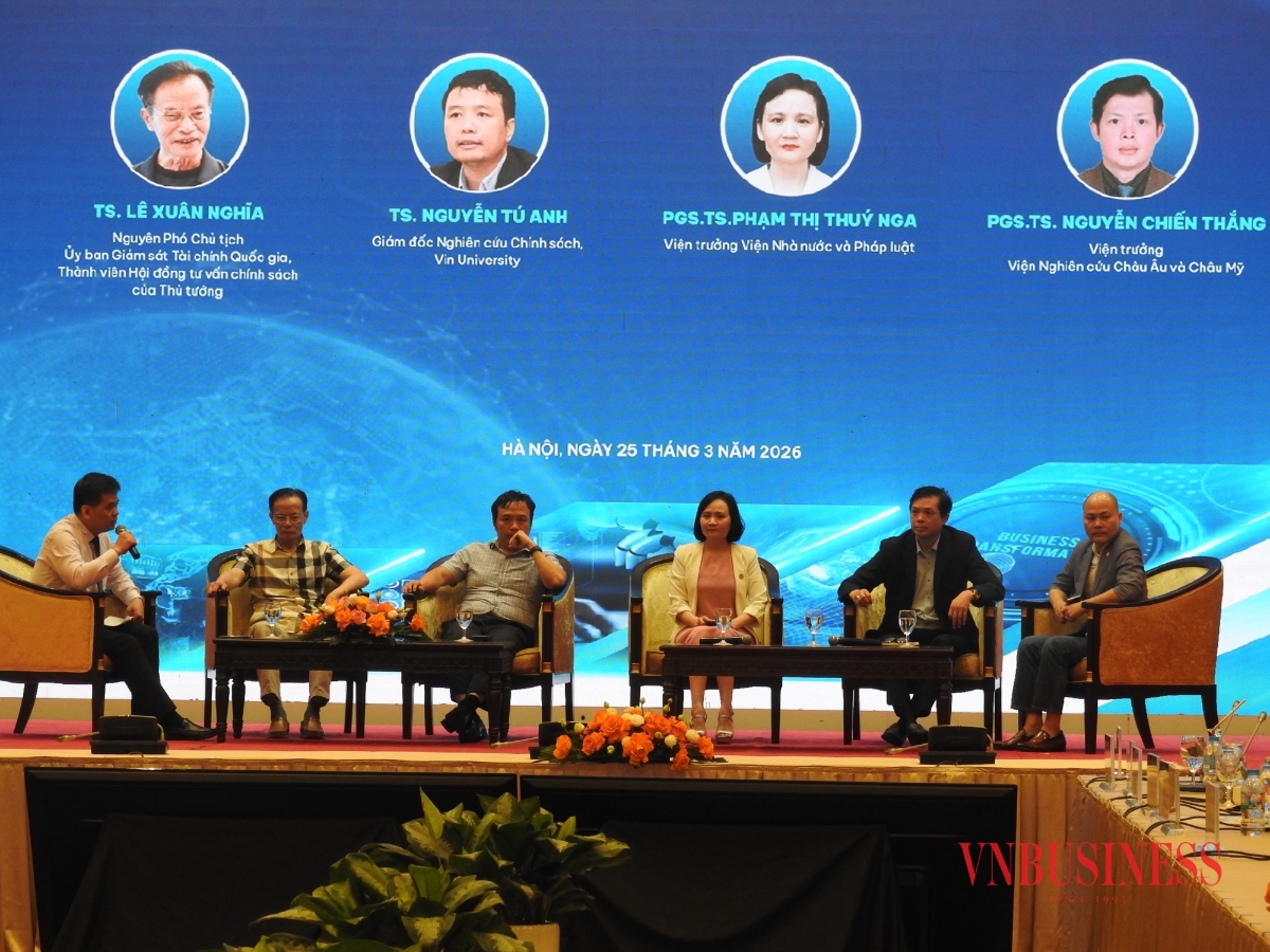 Các chuyên gia tại phiên thảp luận về giải pháp xác lập mô hình phát triển Việt Nam trong bối cảnh mới.