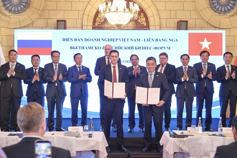Thủ tướng Chính phủ Phạm Minh Chính chứng kiến trao văn kiện hợp tác giữa doanh nghiệp hai nước Việt Nam - Liên bang Nga trong lĩnh vực dầu khí. Ảnh: VPG