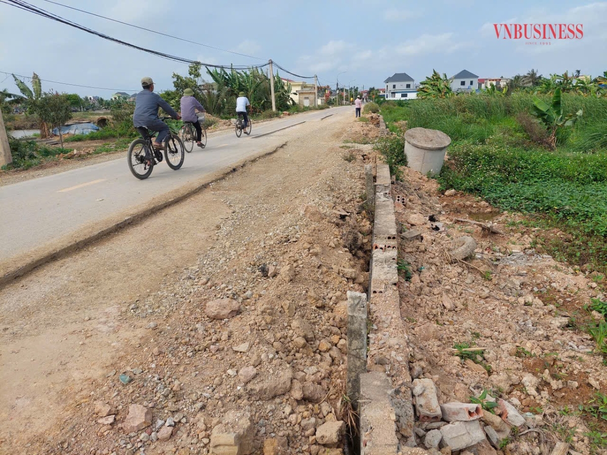 Người dân mong mỏi dự án sửa chữa đường huyện 39 qua địa bàn xã sớm được hoàn thành đảm bảo chất lượng.