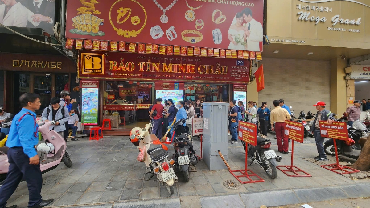 Tiệm vàng mở cửa trở lại sau gián đoạn.