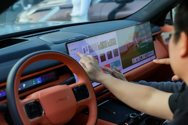 Công nghệ và không gian trở thành trục cạnh tranh chính.