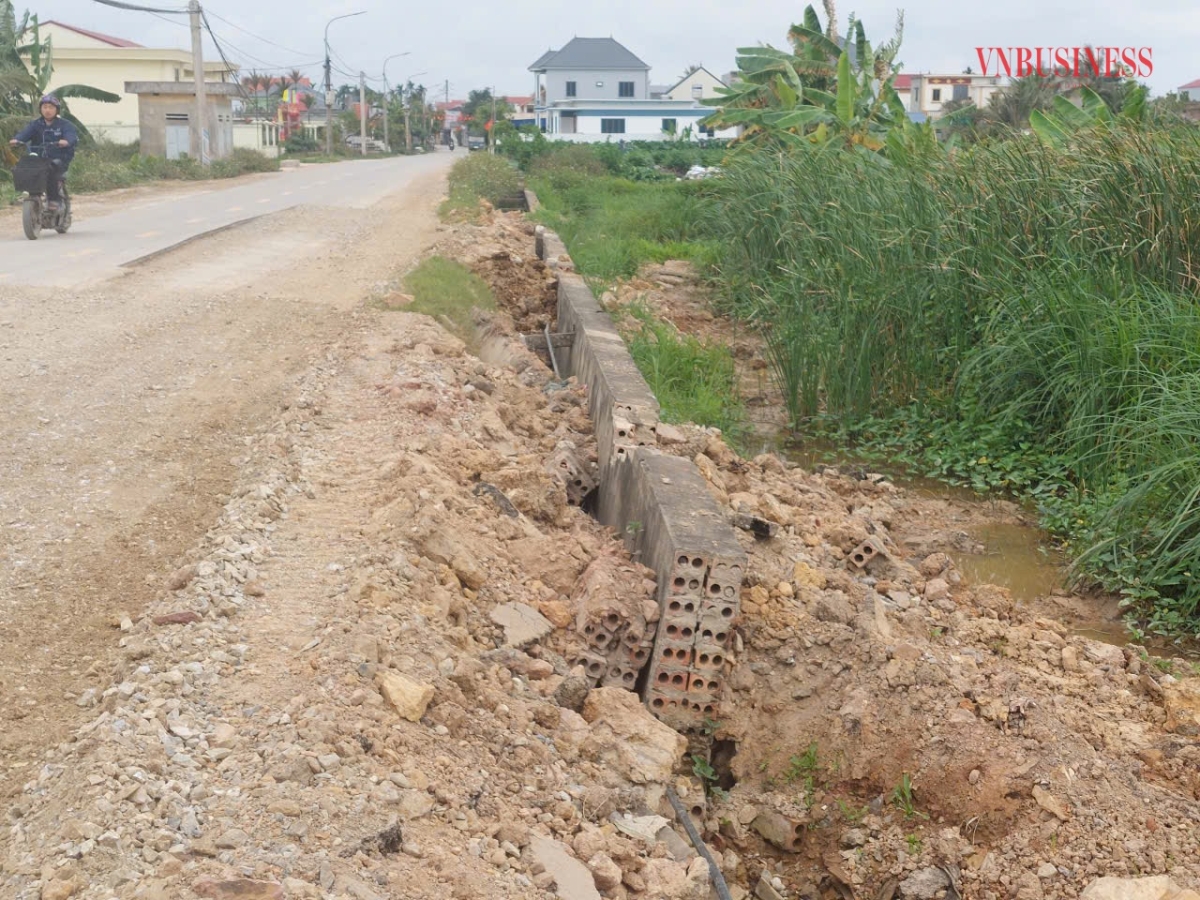 Đoạn mương dẫn nước nông nghiệp bị sạt lở chưa được khắc phục.