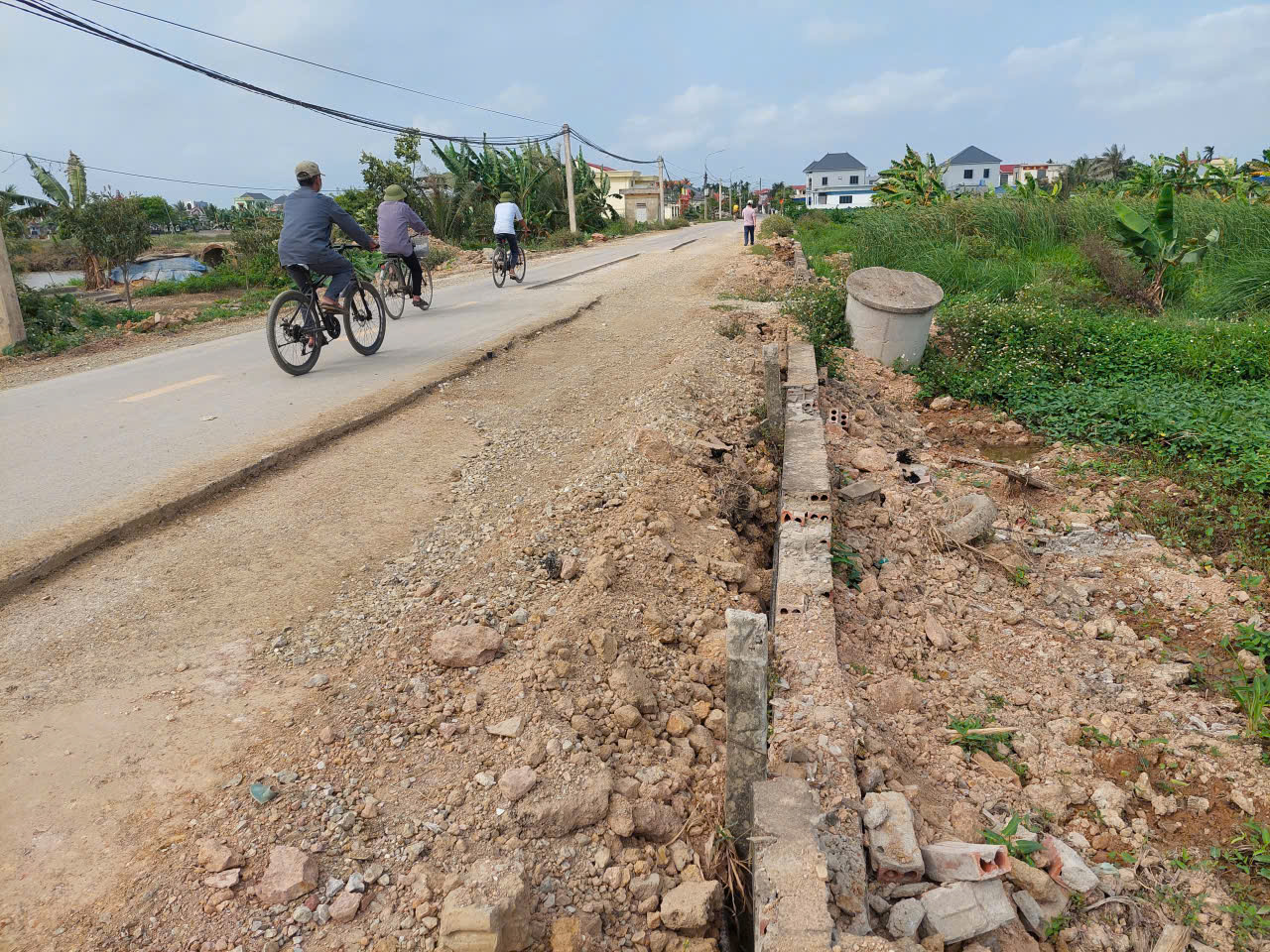 Đường hỏng, người dân mong muốn sớm được khắc phục triệt để