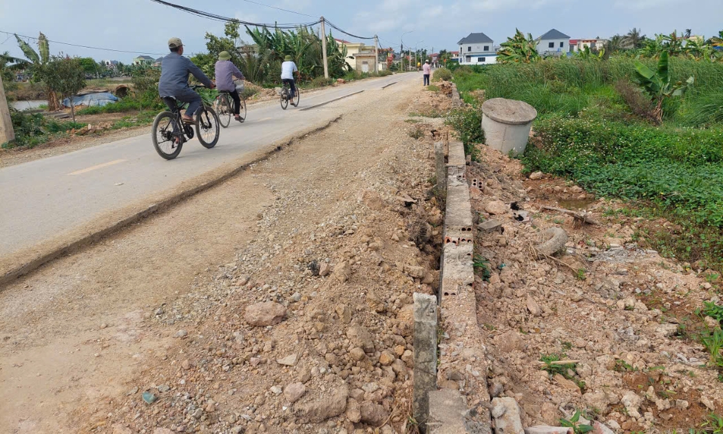 Đường hỏng, người dân mong muốn sớm được khắc phục triệt để