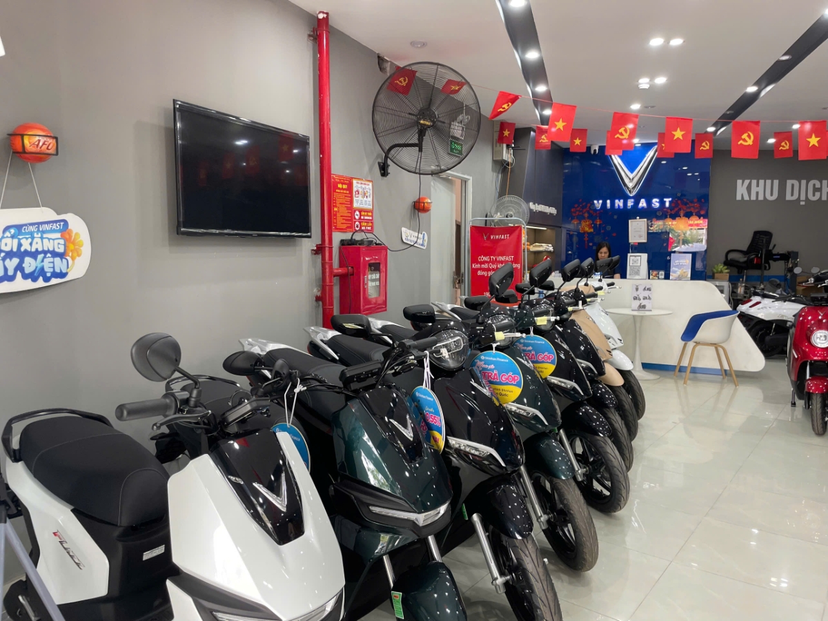 Xe điện Vinfast được đông đảo người dân lựa chọn trước "bão giá" xăng dầu.