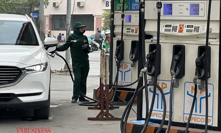 Nguyên nhân giá xăng giảm gần 6.000 đồng/lít