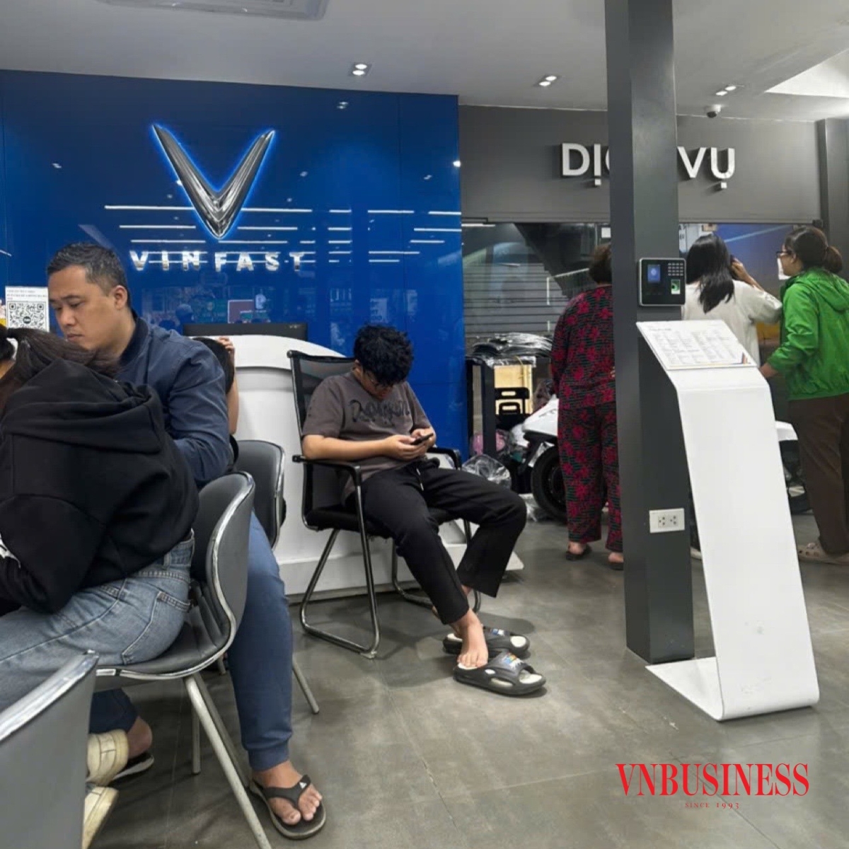 Tại nhiều cửa hàng và showroom của các hãng ở Hà Nội đều chung cảnh “cháy hàng” ở nhiều dòng xe.