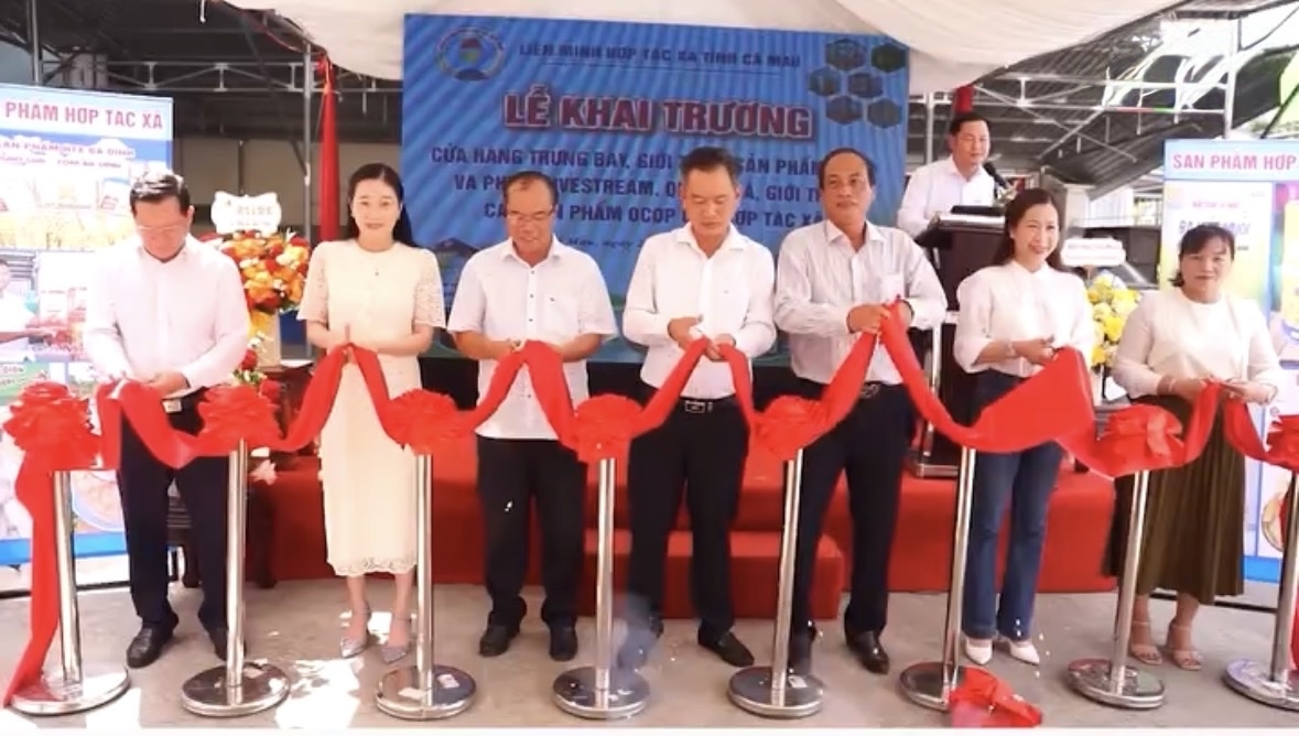 Cắt băng khai trương cửa hàng trưng bày, giới thiệu sản phẩm HTX.