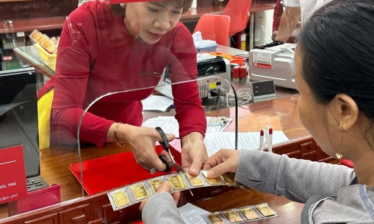 Chiều mua vào vàng nhẫn nhiều thương hiệu cao hơn vàng miếng