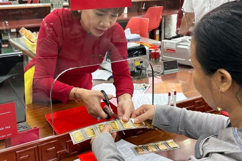 Chiều mua vào vàng nhẫn nhiều thương hiệu cao hơn vàng miếng