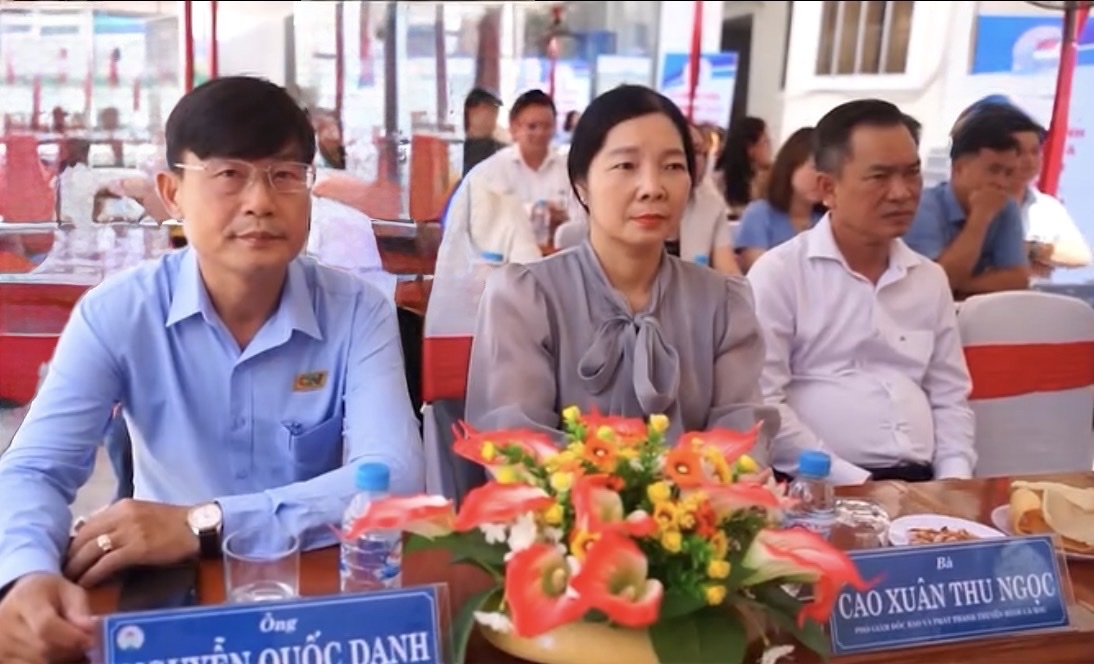 Các đại biểu dự khai trương điểm bán, giới thiệu sản phẩm HTX.