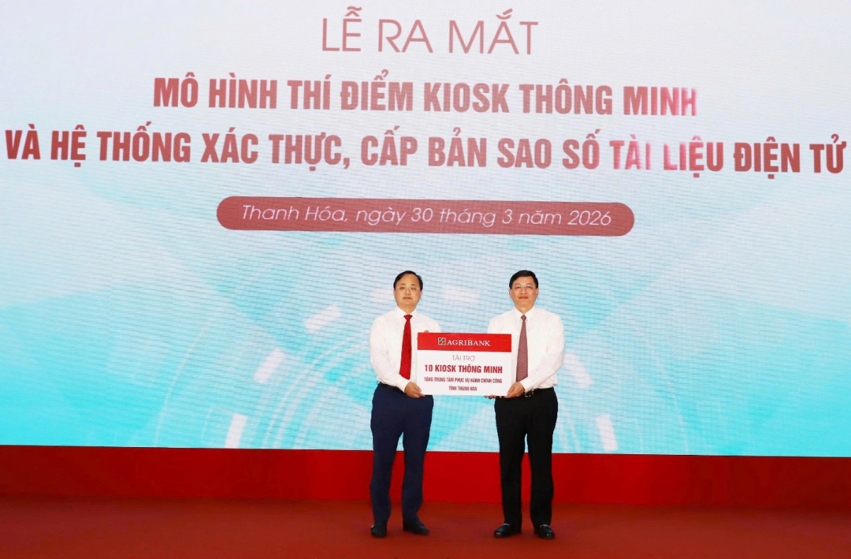 Ông Tô Huy Vũ, Chủ tịch Hội đồng Thành viên Agribank trao tặng tài trợ Kiosk thông minh cho Trung tâm Phục vụ Hành chính công tỉnh Thanh Hoá