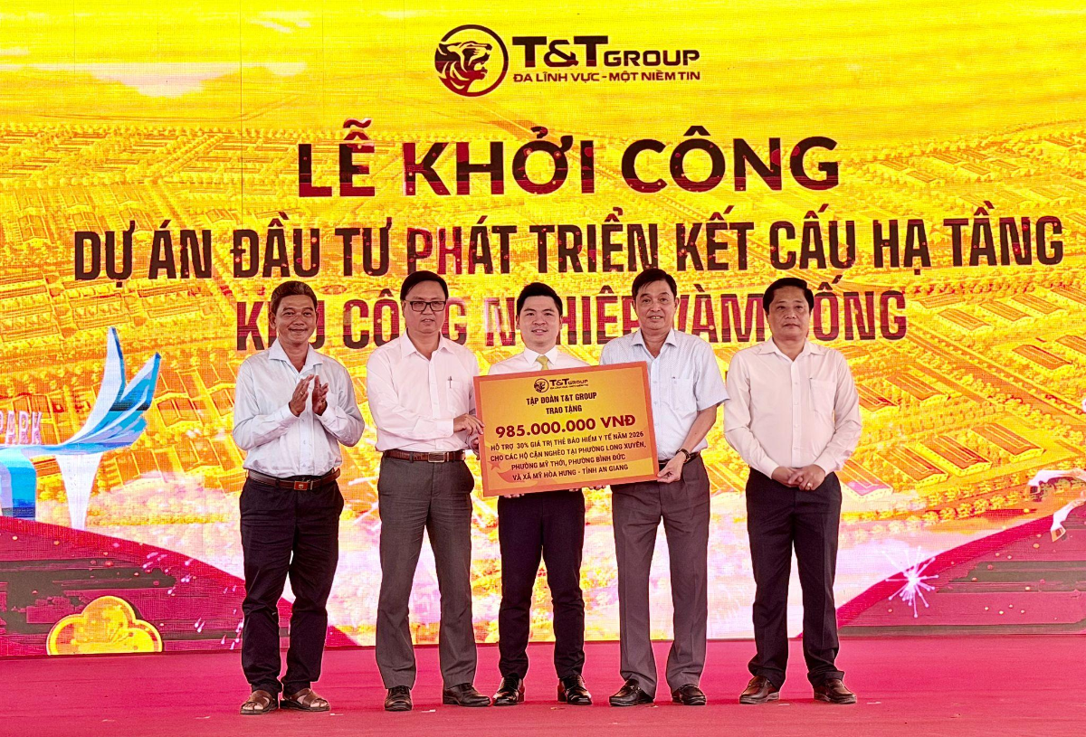 Tập đoàn T&T Group trao ủng hộ gần 1 tỷ đồng nhằm hỗ trợ 30% giá trị thẻ bảo hiểm y tế năm 2026 cho các hộ cận nghèo tại 4 phường, xã trên địa bàn tỉnh