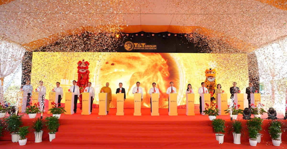 Các đại biểu ấn nút khởi công KCN Vàm Cống