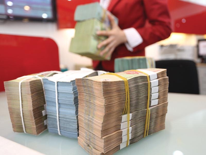 Lãi suất tiết kiệm tháng 3 đang tạo sức hút lớn, kéo dòng tiền rời bỏ các danh mục đầu tư rủi ro để quay lại kênh nhà băng.