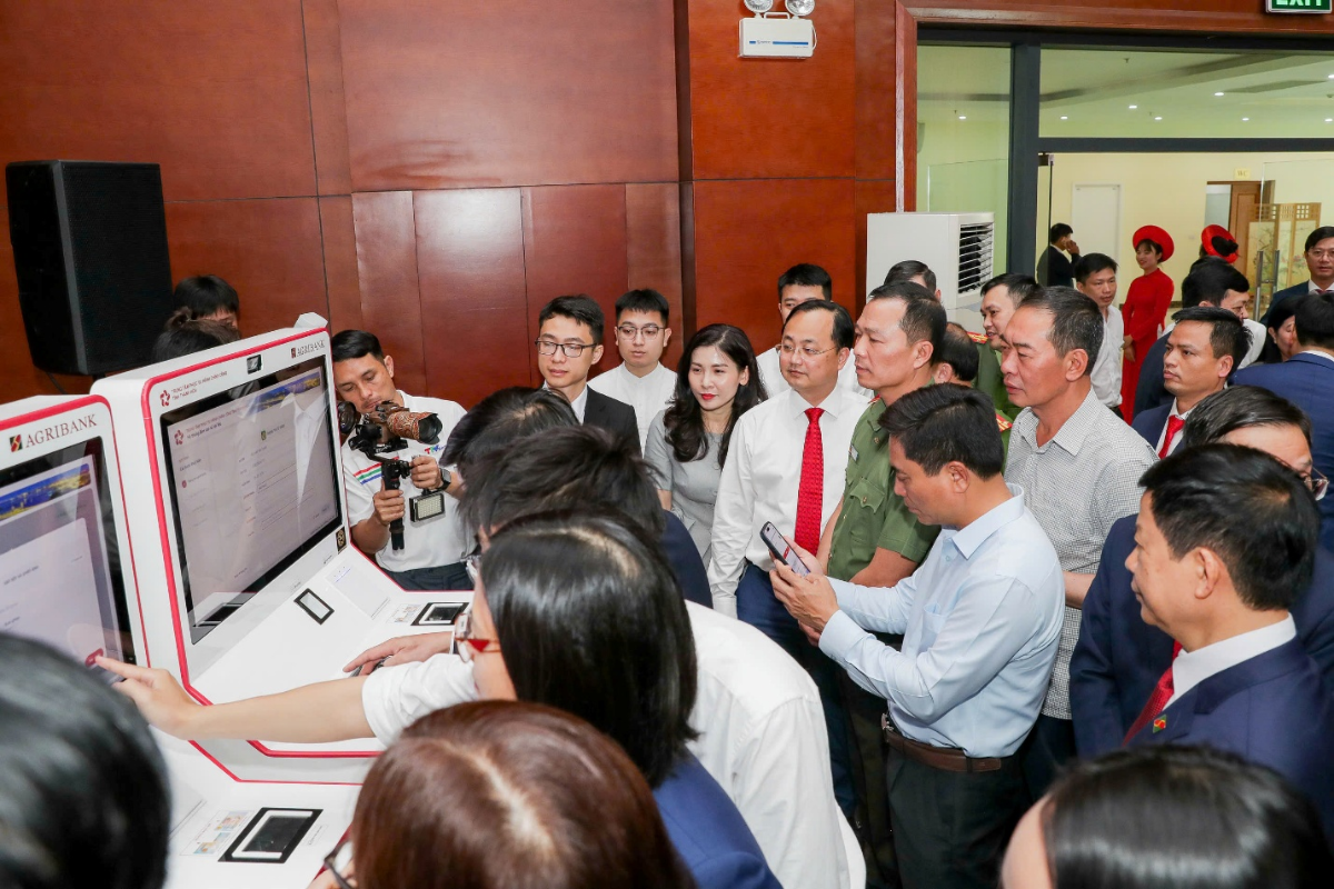 Ông Tô Huy Vũ, Chủ tịch HĐTV Agribank và ông Nguyễn Doãn Anh, Ủy viên Ban Chấp hành Trung ương Đảng, Bí thư Tỉnh ủy tỉnh Thanh Hoá, cùng đại biểu tham gia tra nghiệm mô hình thí điểm Kiosk thông minh và Hệ thống xác thực, cấp bản sao số tài liệu điện tử