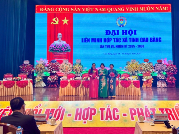 Chủ tịch Liên minh HTX Việt Nam Cao Xuân Thu Vân đánh giá cao những kết quả đã đạt được của kinh tế tập thể tỉnh Cao Bằng.