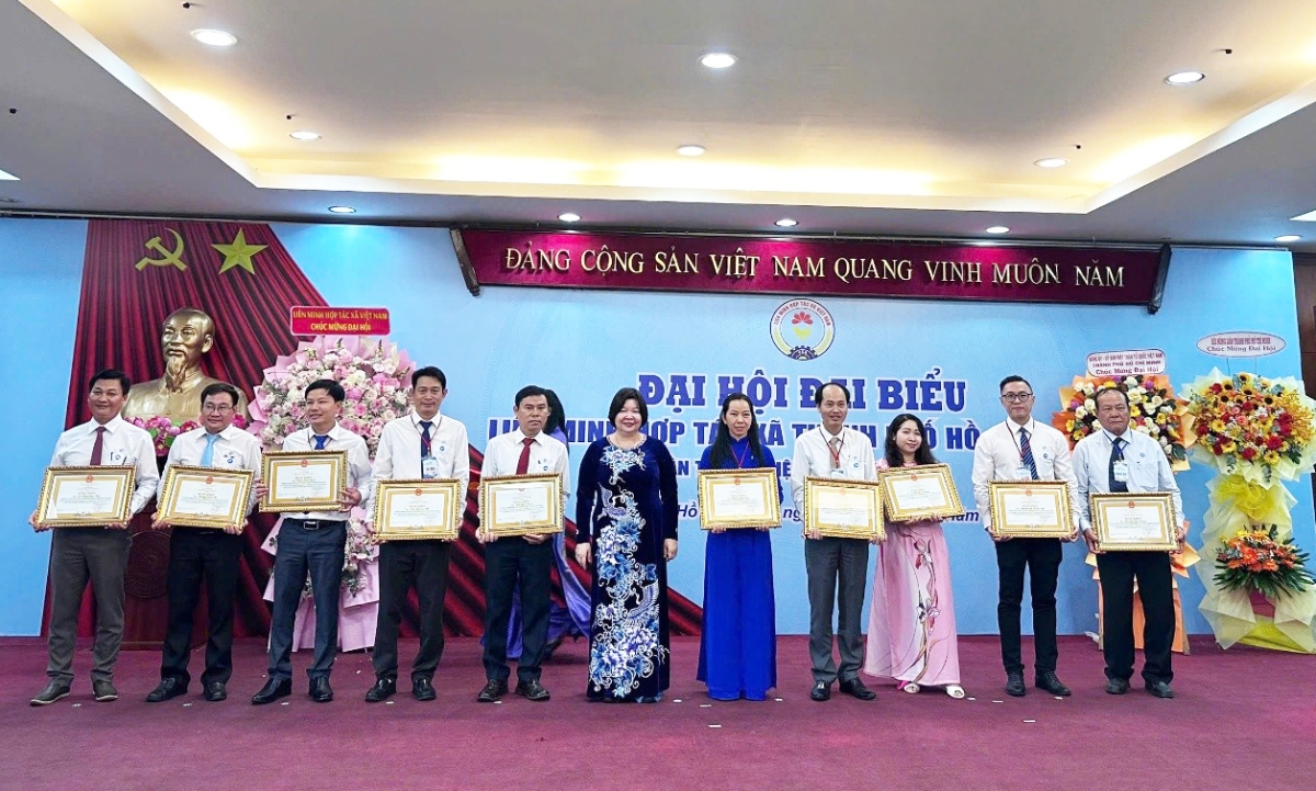 Các cá nhân xuát sắc được nhận bằng khen đã có thành tích tiêu biểu đóng góp vào sự phát triển kinh tế tập thể trên địa bàn TPHCM.