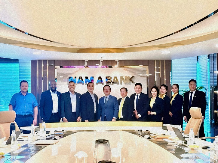 Ban lãnh đạo BlueOrchard và Nam A Bank cùng nhau thảo luận các chương trình hợp tác.