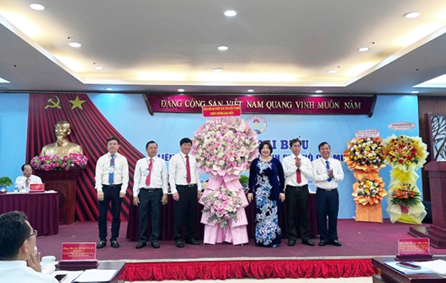 Bà Cao Xuân Thu Vân - Chủ tịch liên minh HTX Việt Nam tặng hoa chúc mừng Đại hội đại biểu liên minh HTX TP.HCM nhiệm kỳ I.