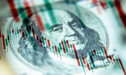 Đồng USD đang được coi là kênh trú ẩn an toàn trong bối cảnh biến động. (Ảnh: FOTOGRIN / Shutterstock.com)