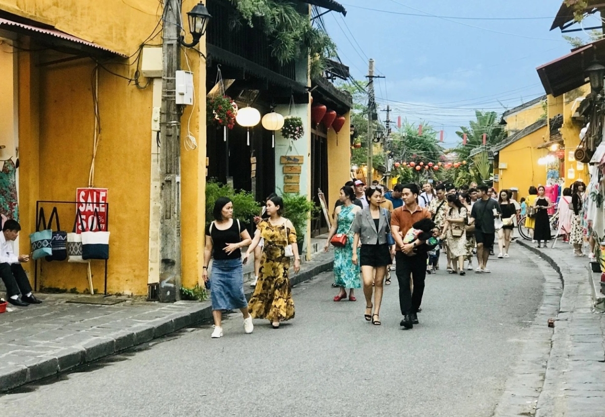 Các doanh nghiệp lo ngại, tác động của “bão xăng dầu” không chỉ dừng ở lĩnh vực hàng không mà đang lan sang ngành du lịch.