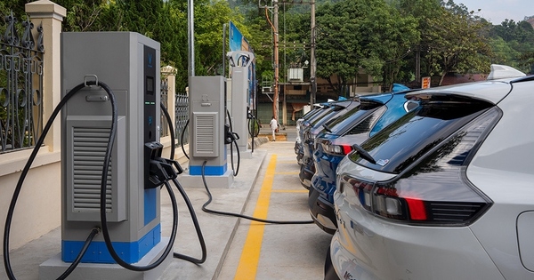 Gỡ điểm nghẽn hạ tầng để xe điện “lăn bánh” rộng khắp
