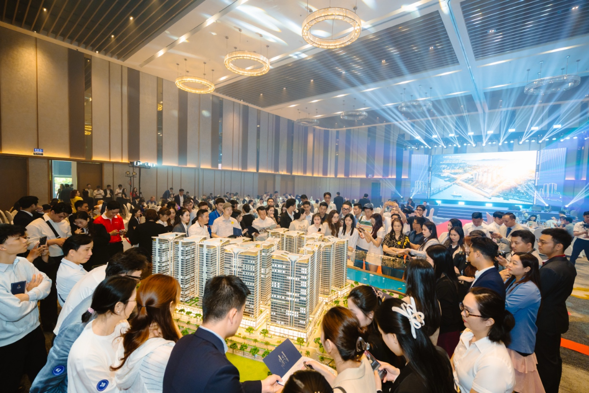 Không gian đa tầng tại Capital Square thu hút sự quan tâm của khách hàng.