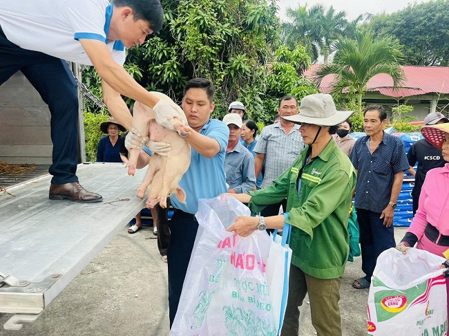 Liên minh HTX Việt Nam hỗ trợ con giống cho thành viên HTX Nông nghiệp Dịch vụ Tiến Bộ thị trấn U Minh