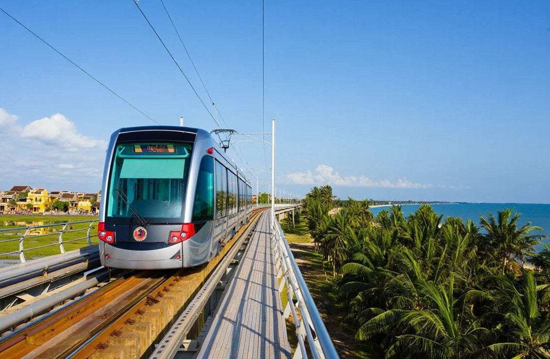 Tuyến đường sắt đô thị Đà Nẵng – Hội An dự kiến sẽ rút ngắn thời gian di chuyển xuống còn 20 phút (Ảnh minh họa bằng AI - Báo Hà Nội Mới).