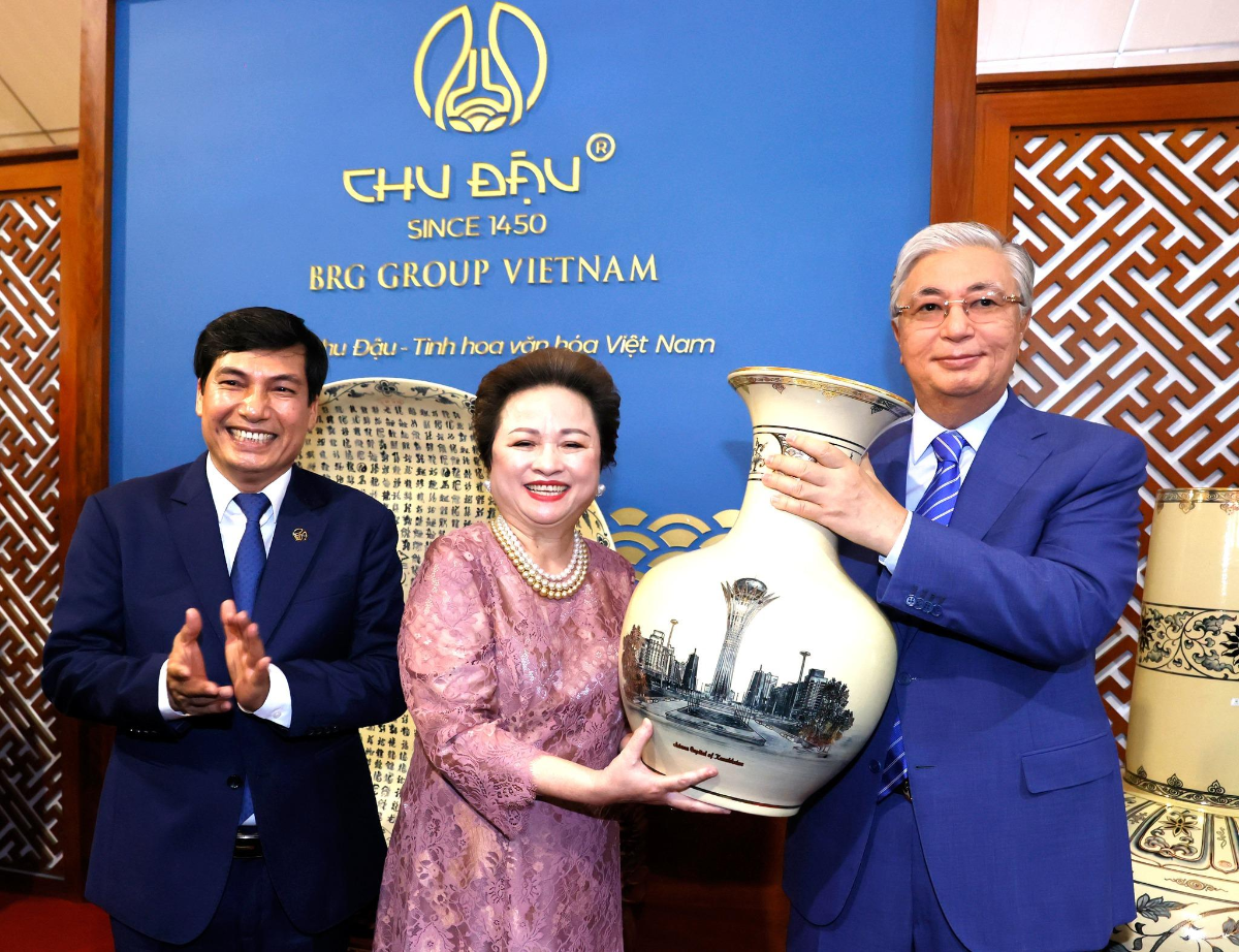 Bà Nguyễn Thị Nga tặng bình gốm Chu Đậu vẽ vàng kim cho Tổng thống Kazakhstan Kassym-Jomart Tokayev