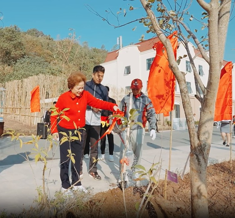 Chủ tịch Tập đoàn BRG trực tiếp tham gia hoạt động trồng cây, khẳng định cam kết mạnh mẽ của Ban lãnh đạo trong chiến lược phát triển xanh bền vững.