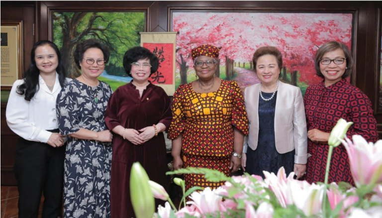 Bà Nguyễn Thị Nga cùng các lãnh đạo VAWE chụp ảnh lưu niệm cùng Tổng Giám đốc Tổ chức Thương mại Thế giới (WTO) - Tiến sĩ Ngozi Okonjo-Iweala