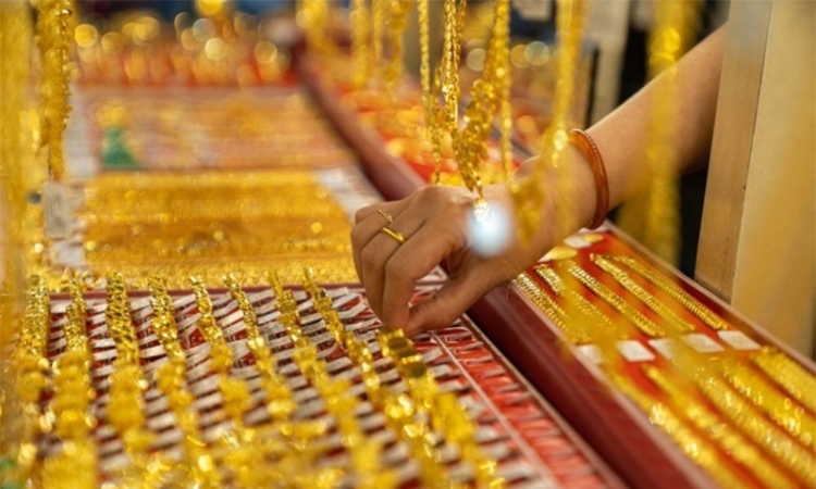 Giá vàng vẫn “nóng rực”, vàng nhẫn tăng 2 triệu đồng, ngang vàng miếng