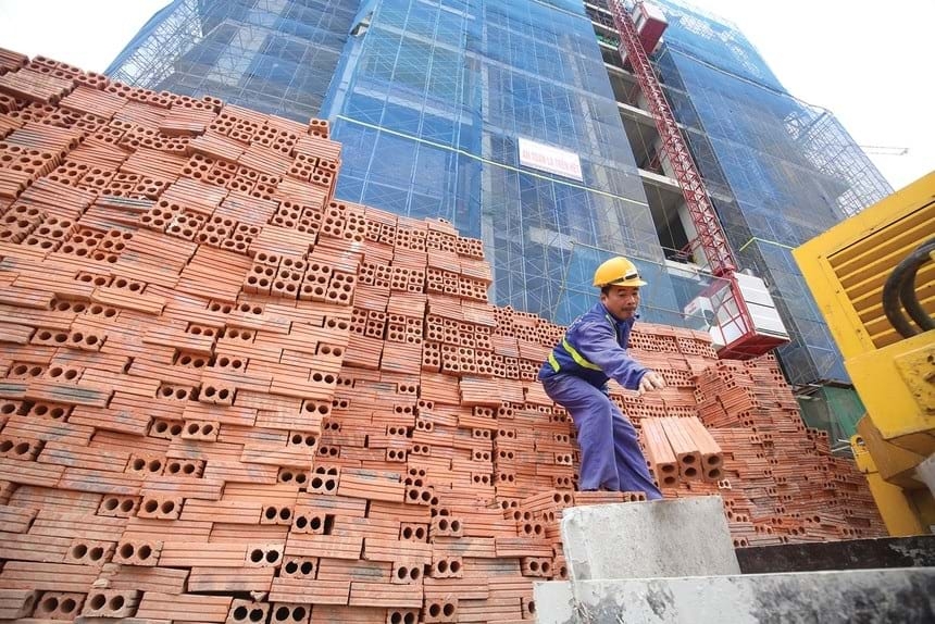 “Bão giá” vật liệu khiến nhiều công trình chững tiến độ.