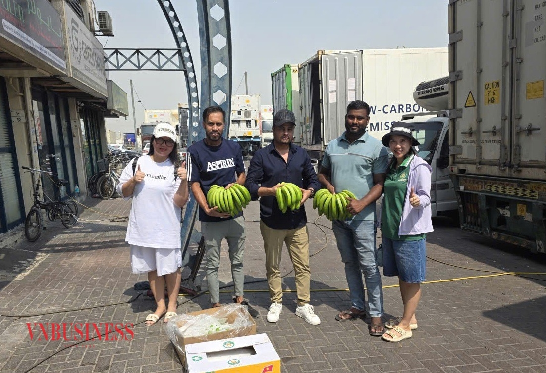 Bà Nguyễn Thị Hồng Hạnh, Giám đốc Công ty TNHH Quốc tế Đại Việt (bìa phải).