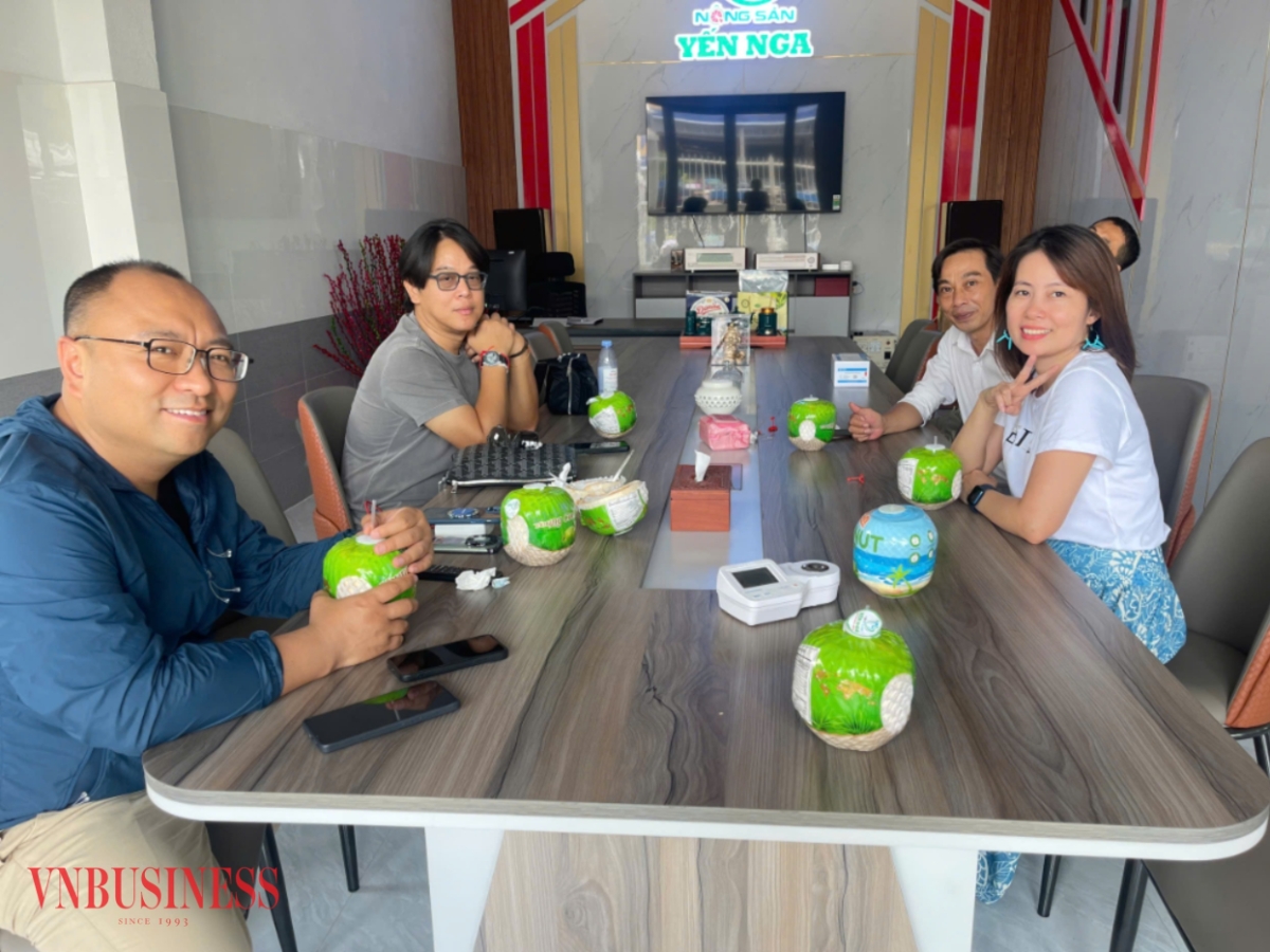 Bà Huỳnh Thị Ngọc Hạnh, Giám đốc Công ty TNHH Miss Cara (bìa phải).