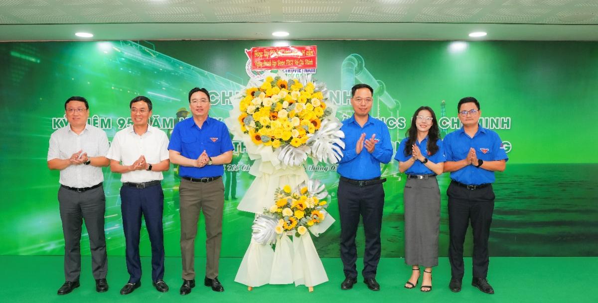 Lãnh đạo Tổng công ty chúc mừng Đoàn thanh niên PV GAS nhân dịp kỷ niệm 95 năm ngày thành lập Đoàn TNCS Hồ Chí Minh.