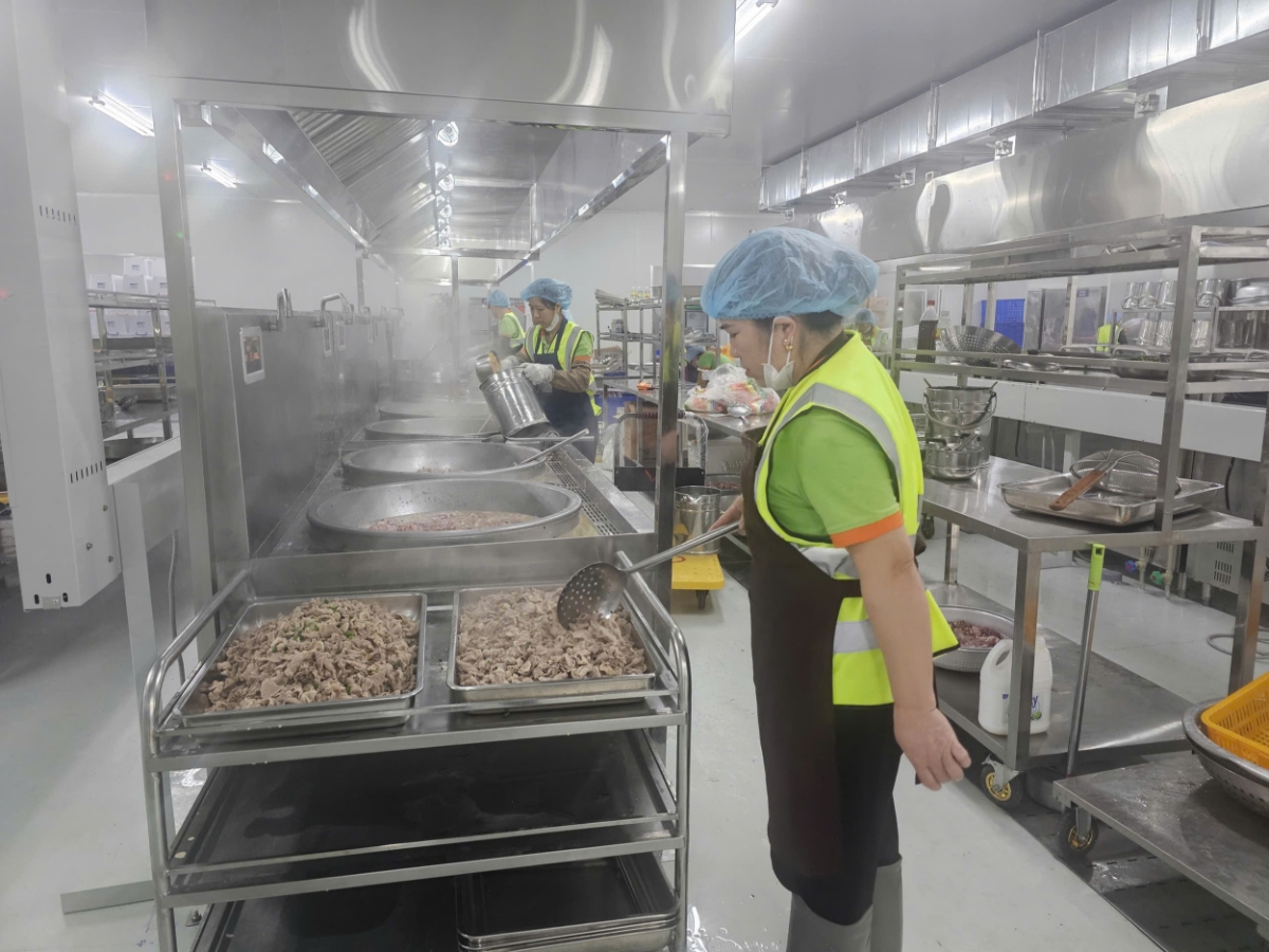 Quy trình đấu thầu khiến nhiều đơn vị chân chính khó tham gia cung ứng nguyên liệu cho các bếp ăn.