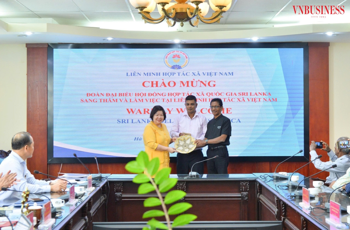 Chủ tịch VCA Cao Xuân Thu Vân trao quà lưu niệm cho đoàn đại biểu, góp phần thắt chặt quan hệ hợp tác giữa hai bên.