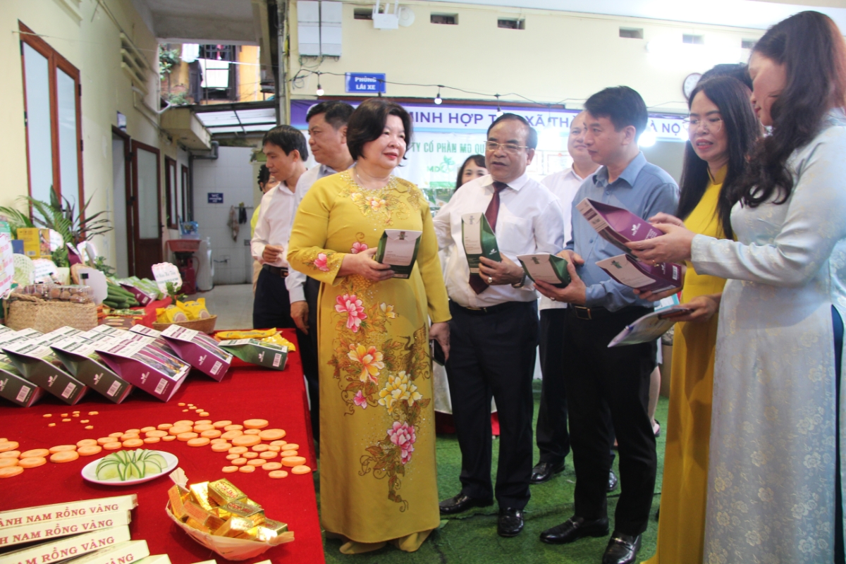 Các đại biểu tham quan các gian hàng.