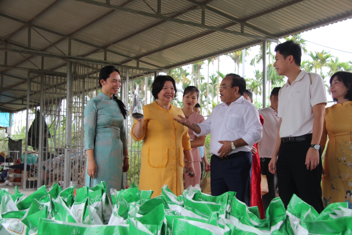 Chủ tịch Liên minh HTX Việt Nam đánh giá cao các sản phẩm phân bón của HTX sông Giá