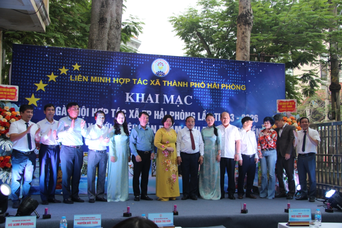 Các đại biểu tham dự khai mạc Ngày hội HTX.