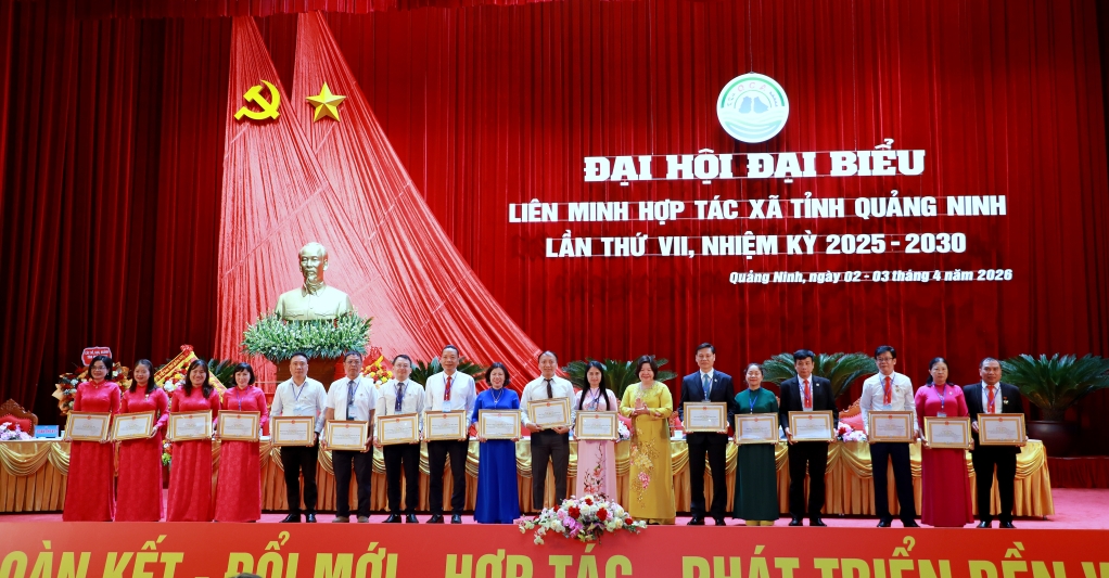 Chủ tịch Liên minh HTX Việt Nam Cao Xuân Thu Vân trao tặng Kỷ niệm chương và Bằng khen cho các tập thể, cá nhân.